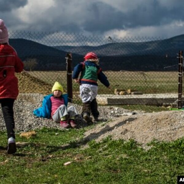 Діти в'язня Кремля Руслана Зейтуллаєва грають у дворі їхнього будинку. Фото: Аліна Смутко